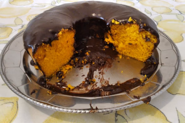 Bolo de cenoura retangular com cobertura de chocolate brilhante, visto de lado